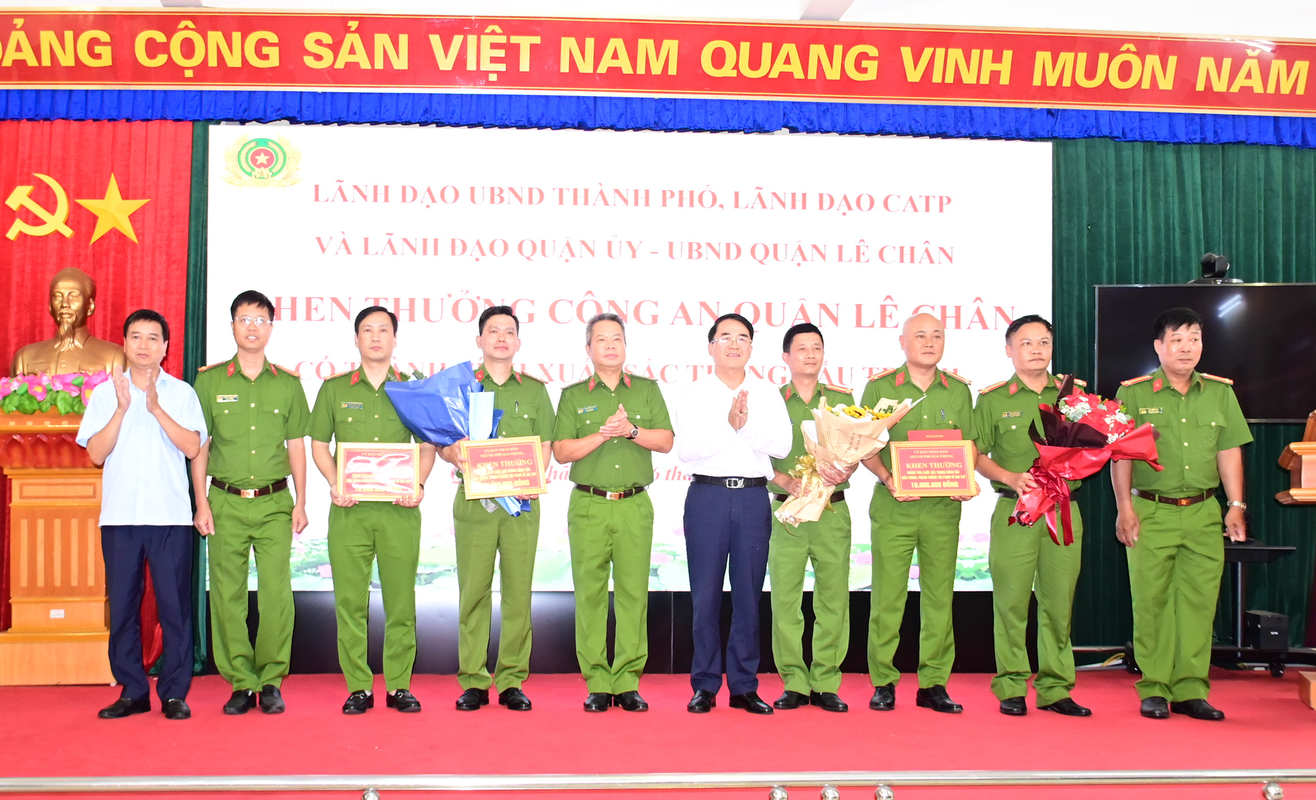 Phó Chủ tịch UBND thành phố Lê Khắc Nam khen thưởng chiến công xuất sắc của các lực lượng Công an thành phố